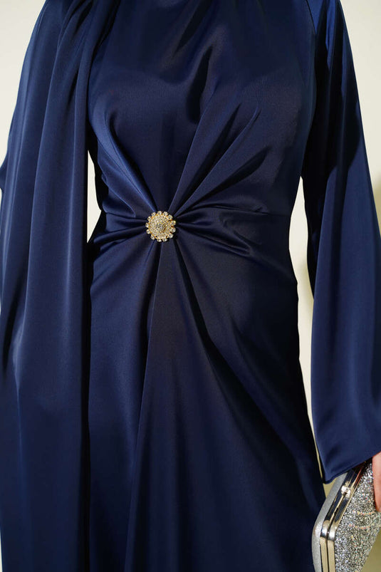 فستان سهرة من الساتان بتفاصيل ثنيات عند الخصر، لون أزرق داكن