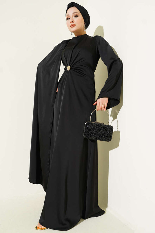 Robe de soirée en satin noir avec détail froncé à la taille.