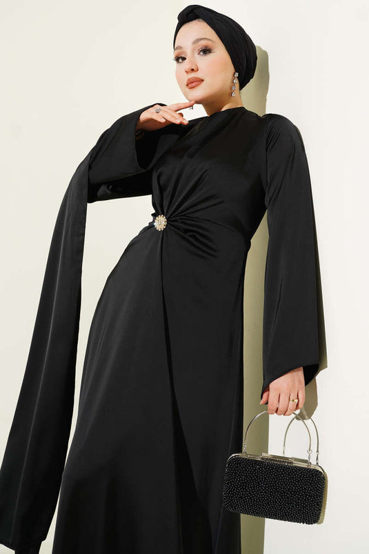 Robe de soirée en satin noir avec détail froncé à la taille.