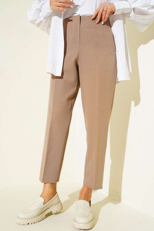 Pantalon en tissu coupe slim avec ceinture, couleur vison