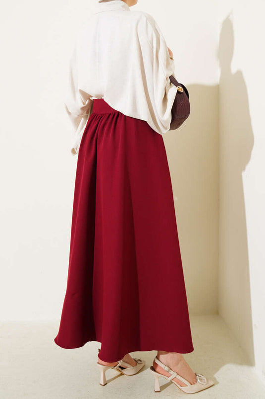 تنورة واسعة بجيوب وسحاب على الخصر باللون الأحمر الداكن