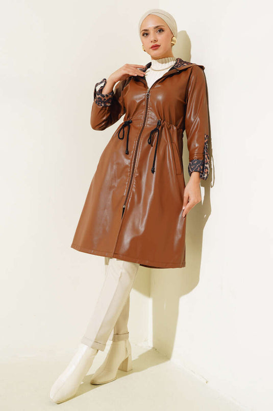 Trench in pelle con cappuccio con cerniera in vita marrone chiaro