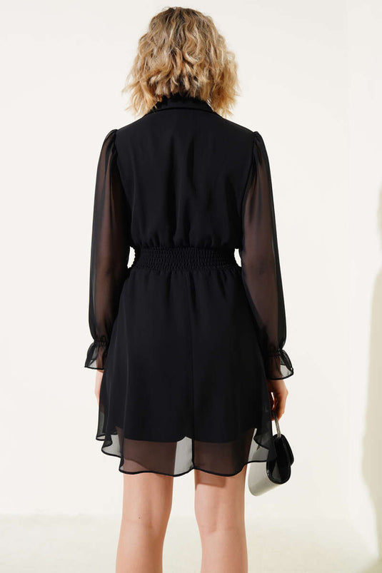 Robe mini en tulle noire à col chemise et taille haute.