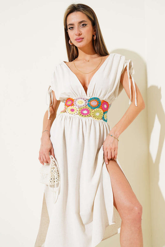 فستان بيج بدون أكمام برباط على الخصر وفتحة رقبة على شكل حرف V