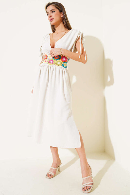 فستان بيج بدون أكمام برباط على الخصر وفتحة رقبة على شكل حرف V