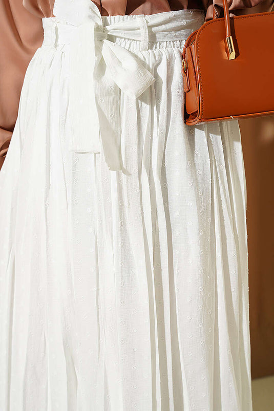 Jupe plissée à pois avec ceinture beige clair