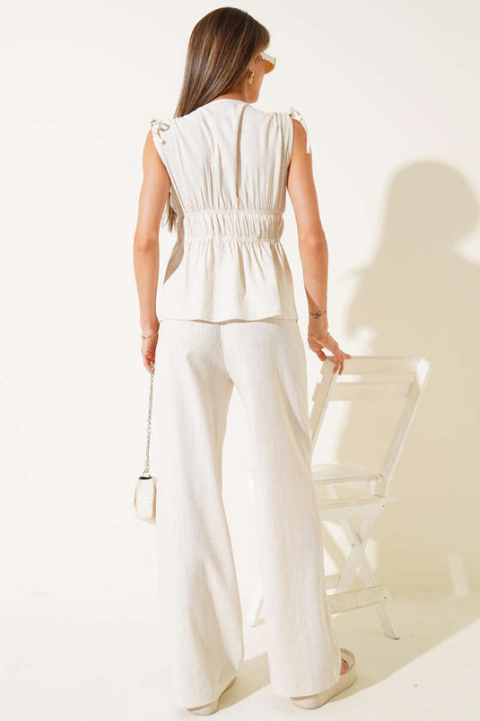 Tweedelig setje in beige met elastische tailleband en blouse.