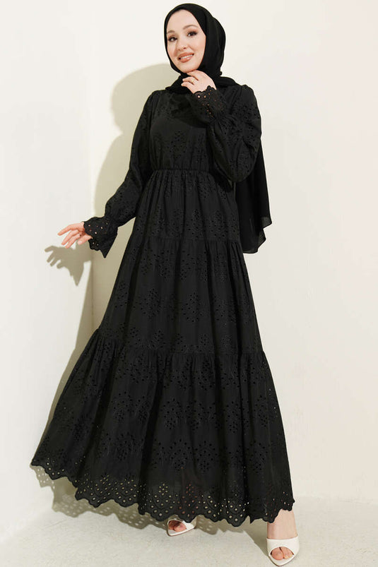 Schwarzes Kleid mit elastischem Bund und Spitzenbesatz