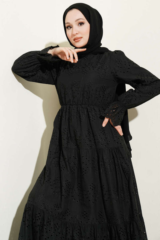 Schwarzes Kleid mit elastischem Bund und Spitzenbesatz
