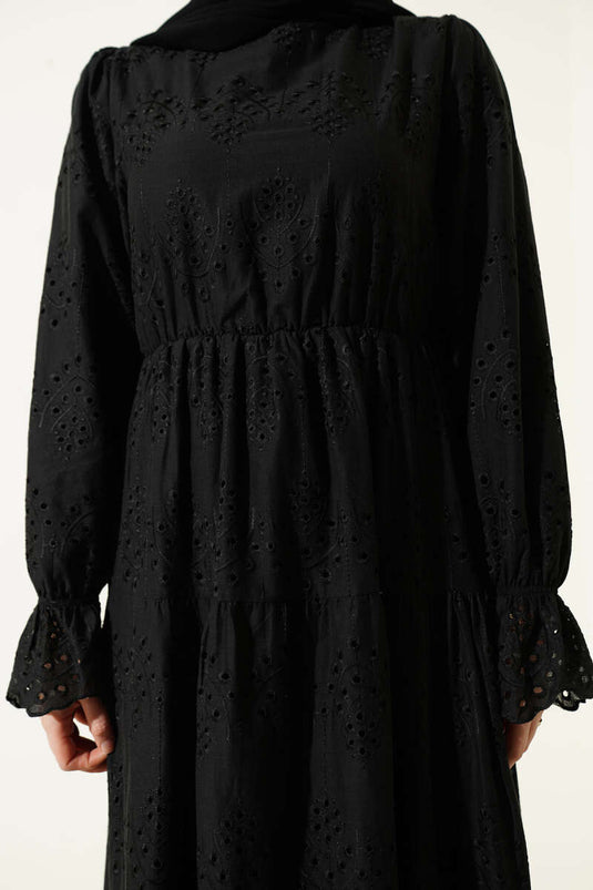 Schwarzes Kleid mit elastischem Bund und Spitzenbesatz
