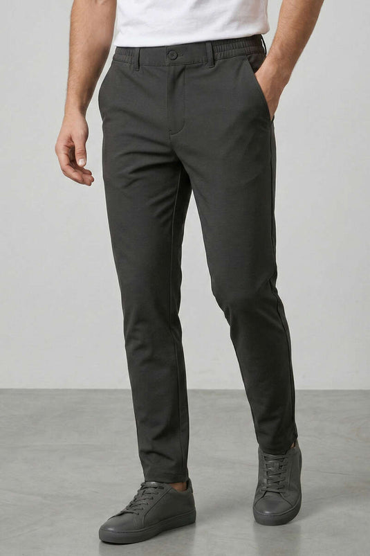 Herrenhose mit schmalem Bein und elastischem Bund, Schwarz