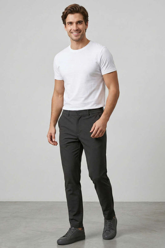 Herrenhose mit schmalem Bein und elastischem Bund, Schwarz