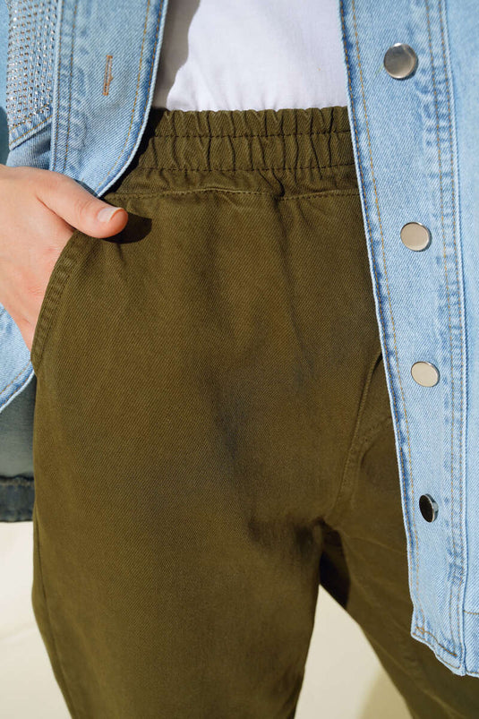 Denim-Hose mit elastischem Bund und schmalem Bein, Khaki