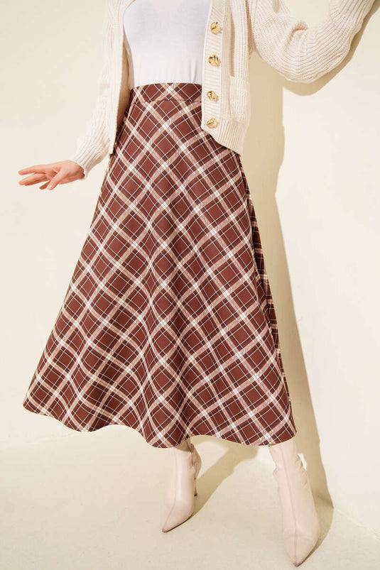 تنورة سكوبا مربعة بنمط مربعات مع حزام مطاطي بني