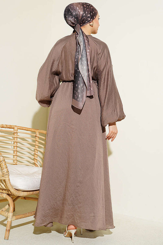 Kleid mit elastischem Bund, Rüschendetails und Gürtel in Vizon