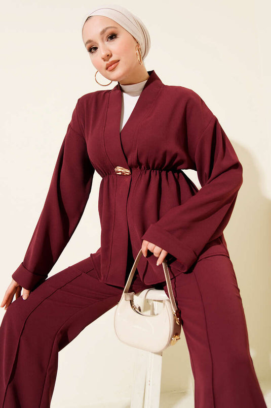 طقم مزدوج بحزام مطاطي ذهبي مع إكسسوارات باللون العنابي