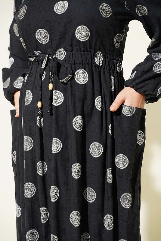 Robe Noire Élastiquée À Motifs