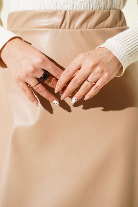 تنورة جلدية أساسية واسعة بخصر مطاطي باللون البيج