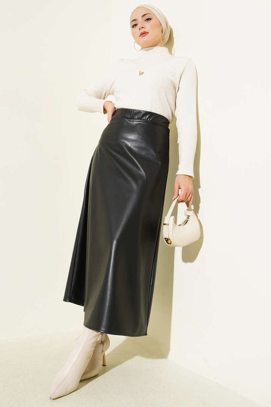 تنورة جلدية أساسية واسعة بخصر مطاطي باللون الأسود