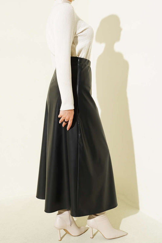 تنورة جلدية أساسية واسعة بخصر مطاطي باللون الأسود