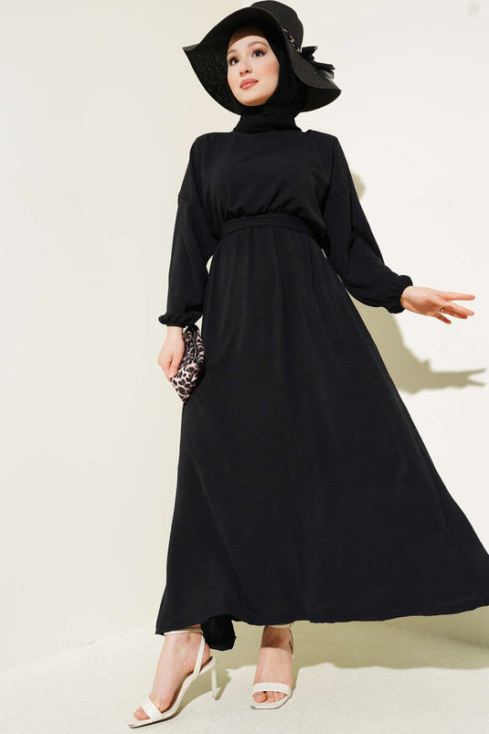 Schwarzes Kleid von Ayrobin mit elastischem Bund und Gürtel