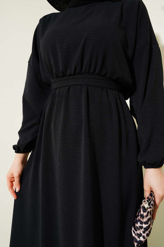 Schwarzes Kleid von Ayrobin mit elastischem Bund und Gürtel