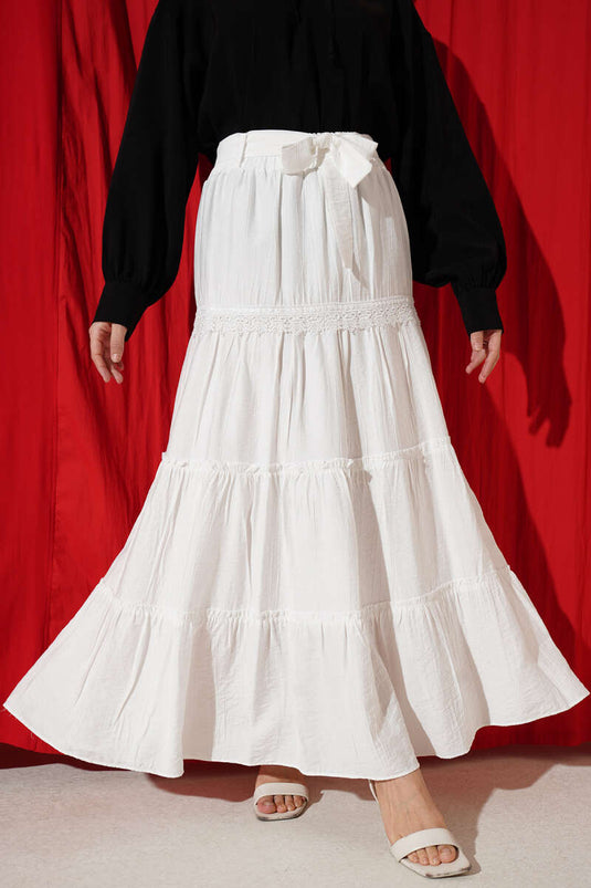 Jupe blanche avec ceinture élastique et détails en guipure