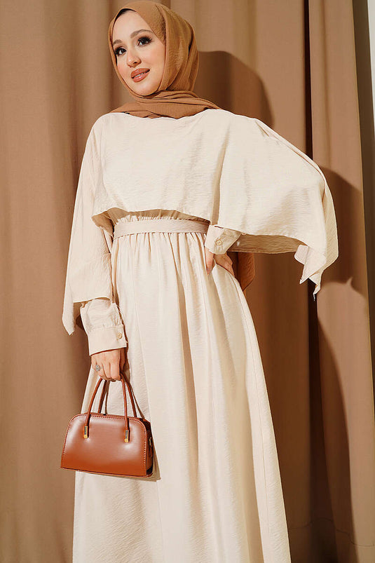 Robe beige avec ceinture élastique à la taille et cape d'épaule