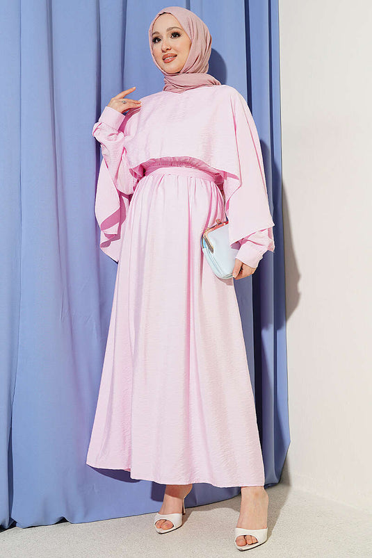 Robe rose avec ceinture élastique à la taille et cape d'épaule