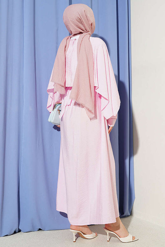 Robe rose avec ceinture élastique à la taille et cape d'épaule