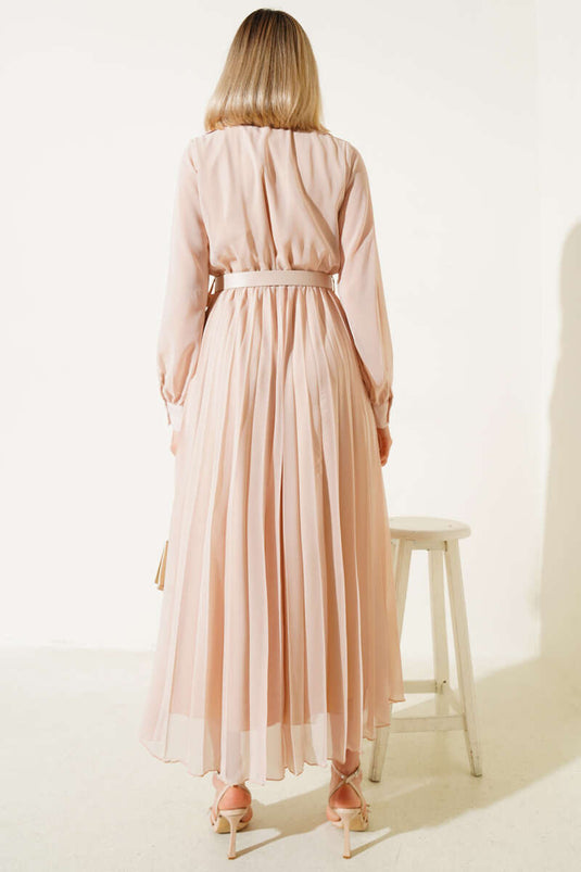 Robe beige en mousseline plissée à taille élastique et ceinture, avec plis et taille élastique.