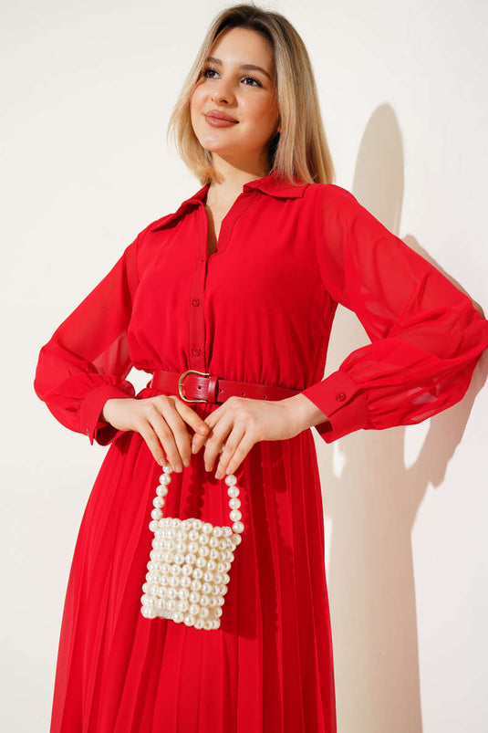 Robe rouge en mousseline plissée à taille élastique et ceinture, avec ceinture.