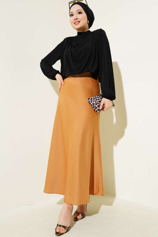 Jupe évasée camel en satin à taille élastique