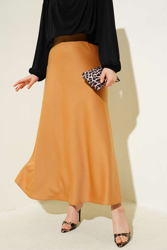 Jupe évasée camel en satin à taille élastique