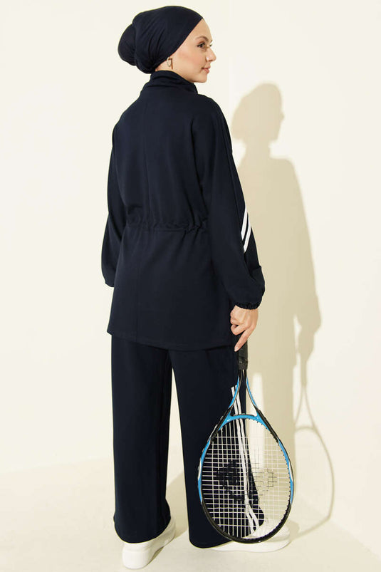 Ensemble Deux Pièces Bleu Marine À Ceinture Et Détails Rayés