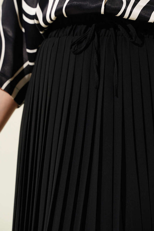 تنورة شيفون مطوية بخصر مطاطي باللون الأسود