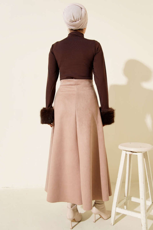 Jupe évasée en daim beige, taille élastiquée.