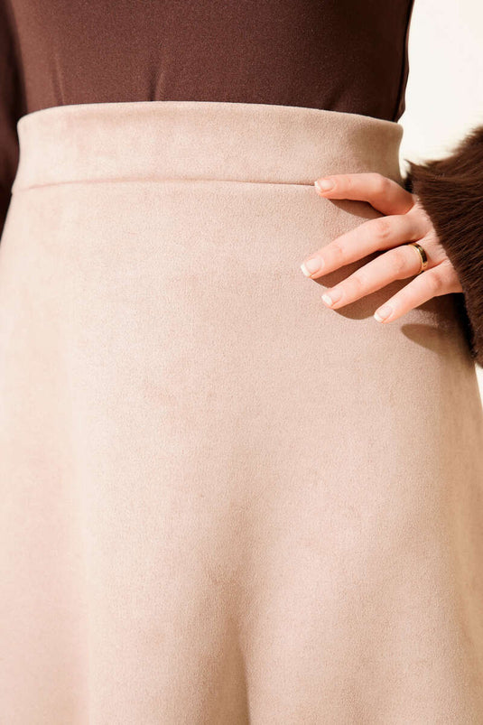 Jupe évasée en daim beige, taille élastiquée.