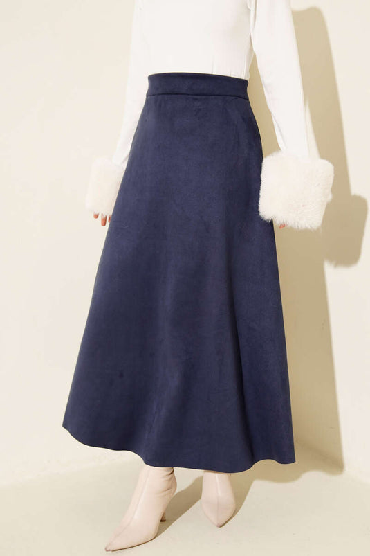 Jupe évasée en daim bleu marine, taille élastiquée.