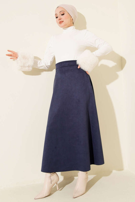 Jupe évasée en daim bleu marine, taille élastiquée.