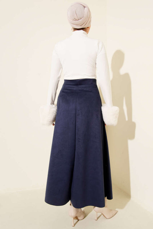 Jupe évasée en daim bleu marine, taille élastiquée.