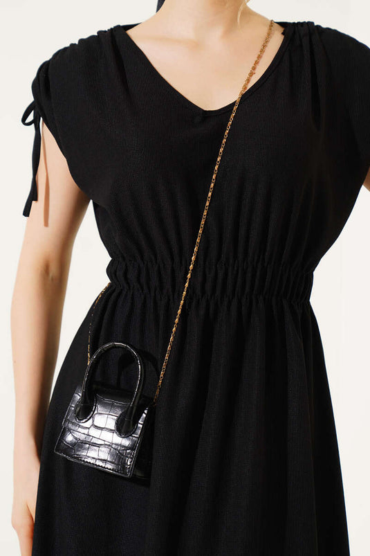 فستان ميدي برقبة على شكل حرف V وخصر مطاطي أسود