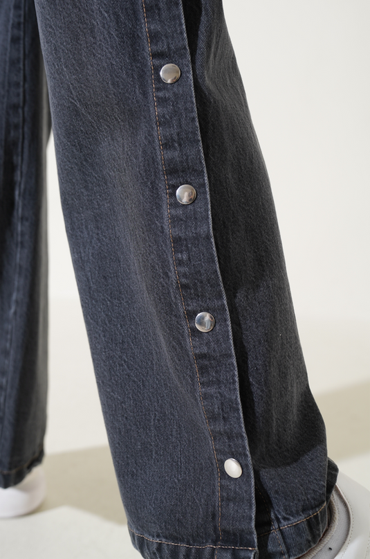 Jeans mit seitlichem Druckknopf und elastischer Taille Grau