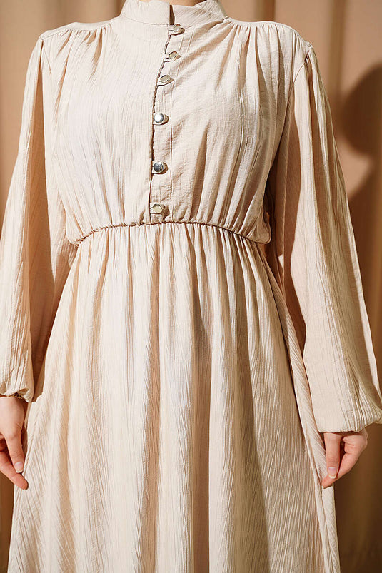 Beige Kleid mit halbem Gürtel und Knöpfen