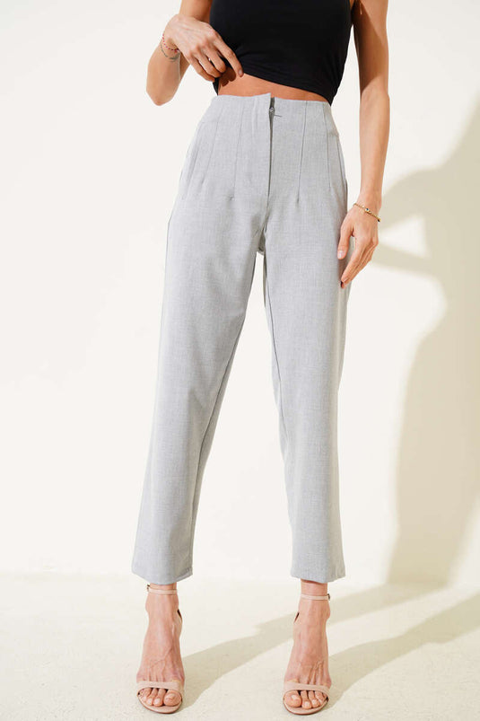 Pantalon slim gris à pinces à la taille