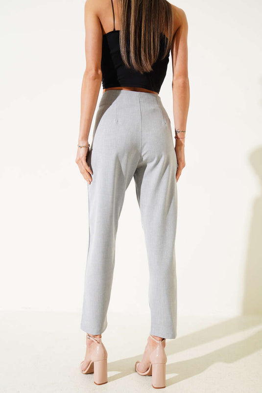 Pantalon slim gris à pinces à la taille