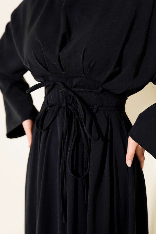 Robe bleu marine avec pinces à la taille et ceinture à bretelles