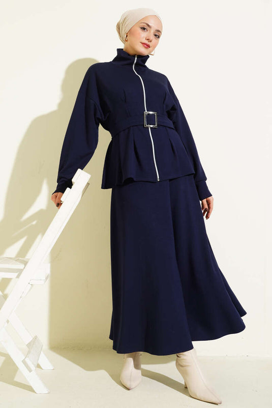 Zweiteiliges Set mit Loyache-Rock mit Gürtel und Abnähern, marineblau.