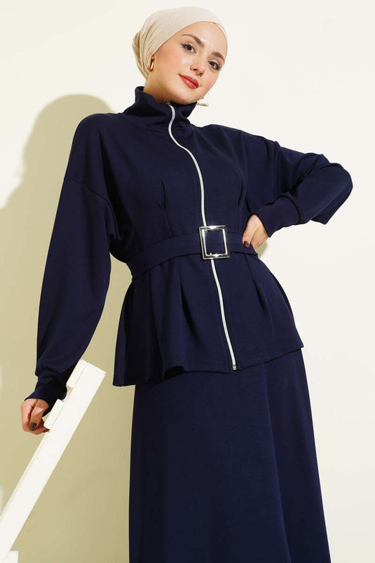 Zweiteiliges Set mit Loyache-Rock mit Gürtel und Abnähern, marineblau.