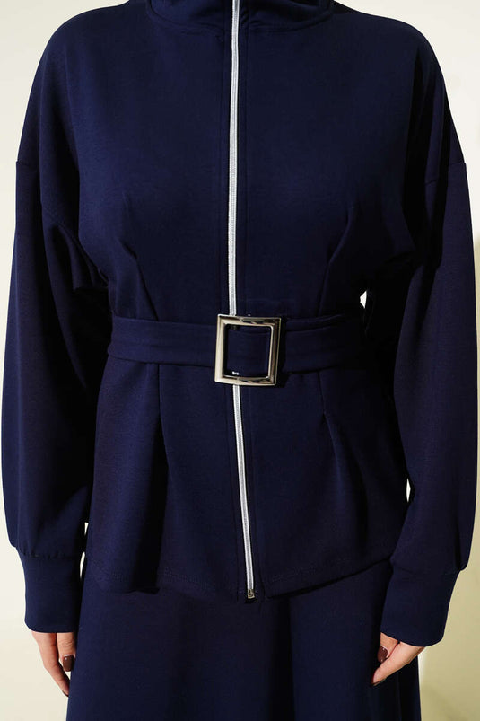 Zweiteiliges Set mit Loyache-Rock mit Gürtel und Abnähern, marineblau.